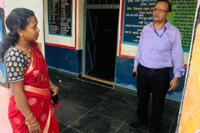 सामान्य प्रेक्षक अनिल अग्रवाल ने राजिम विधानसभा क्षेत्र के विभिन्न मतदान केन्द्रों का किया आकस्मिक निरीक्षण