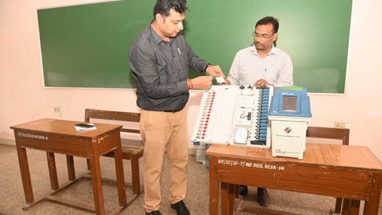 ईव्हीएम एवं वीवीपैट कमीशनिंग के लिए दिया गया प्रशिक्षण