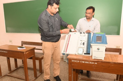 ईव्हीएम एवं वीवीपैट कमीशनिंग के लिए दिया गया प्रशिक्षण