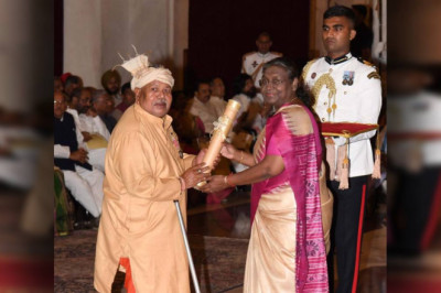 मुख्यमंत्री विष्णु देव साय ने दी शुभकामनाएं, बस्तर के प्रख्यात वैद्यराज हेमचंद मांझी को राष्ट्रपति द्रौपदी मुर्मू से मिला पद्मश्री पुरस्कार.....