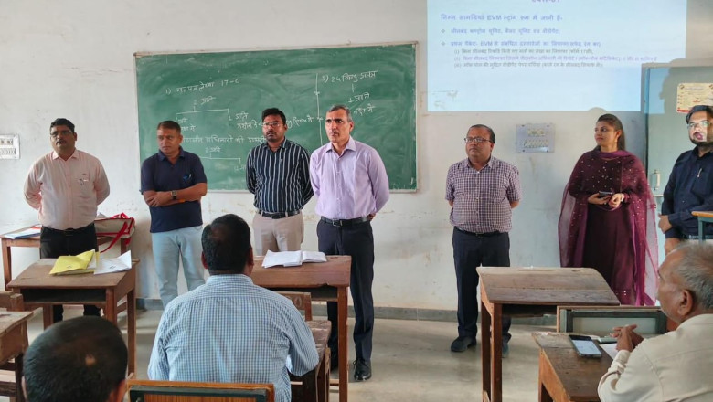 निर्वाचन सामग्री वितरण एवं वापसी के सुगम संचालन के लिए अधिकारी-कर्मचारियों को दिया गया प्रशिक्षण