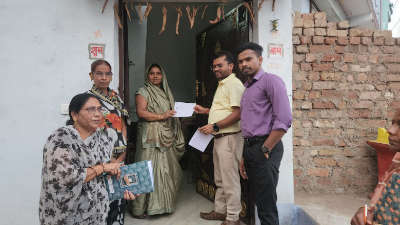 एसडीएम एवं डिप्टी कलेक्टर ने ग्रामीण में मतदाताओं के घर जाकर मतदाता पर्ची का वितरण कर,मतदान करने के लिए की अपील एवं किया प्रोत्साहित: