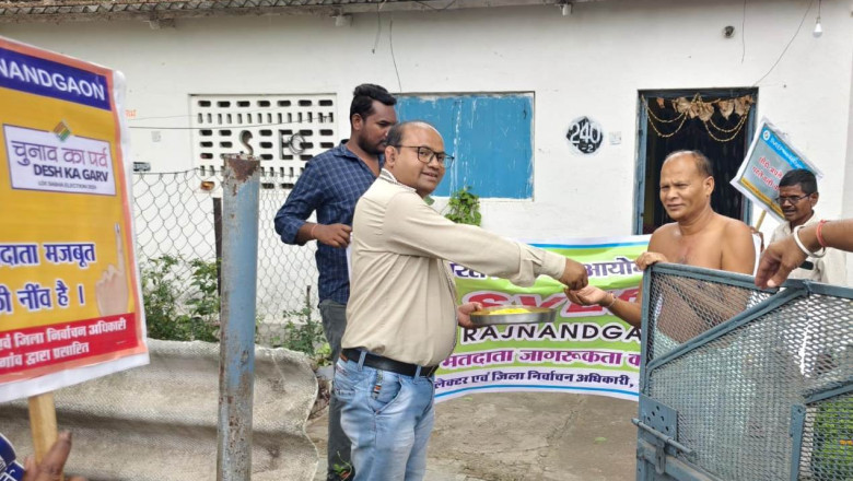 लोकतंत्र के महापर्व में शामिल होने स्वीप टीम द्वारा घर-घर हल्दी चावल देकर दिया जा रहा आमंत्रण