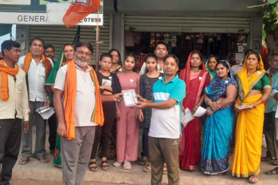संतोष पांडे भाजपा प्रत्याशी को विजयी बनाने भेड़ीकला मे घर घर किया जनसंपर्क