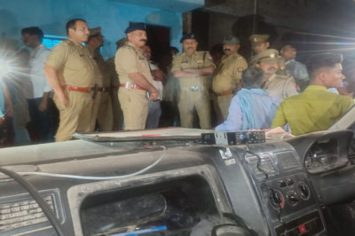गाड़ी में मिली शराब की बोतलें,पुलिस की गाड़ी ने महिला को कुचला, हुई मौत, गुस्साए लोगों ने की तोड़फोड़.....