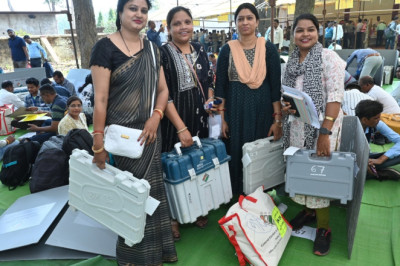 जिले में लोकसभा चुनाव की सभी तैयारियां पूर्ण कलेक्टर एवं एसएसपी ने मतदान दलों को मंडी परिसर से किया रवाना
