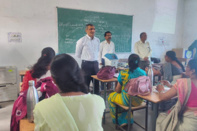 ’183 मतदान अधिकारियों को दिया गया प्रशिक्षण  मास्टर ट्रेनरों ने मतदान अधिकारियों-कर्मचारियों को प्रोजेक्टर के माध्यम से बताई बारीकियां