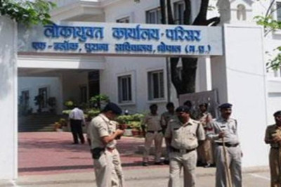 डेढ़ लाख घूस लेते रंगे हाथों पकड़ा ,लंबा हाथ मारने के पहले पटवारी गिरफ्तार...