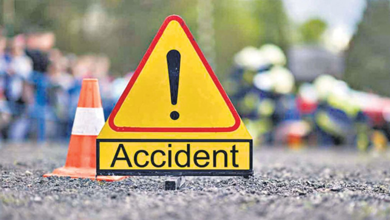 हादसे में चार लोगों की मौत, चार गंभीर, रेलिंग से टकराई बारातियों से भरी कार...