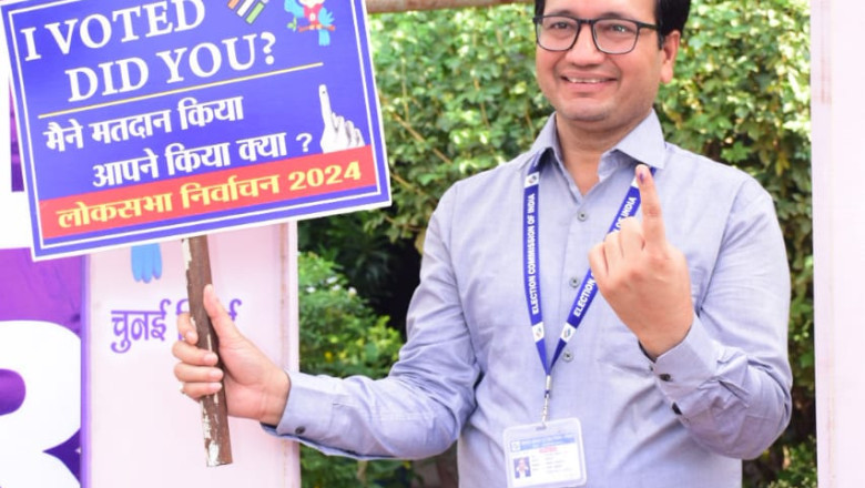 कलेक्टर ने मताधिकार का किया प्रयोग