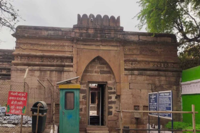 परिसर के अंदर और बाहर जारी रहा काम,मिट्टी हटाने के दौरान खंडित प्रतिमा का मिला हिस्सा...