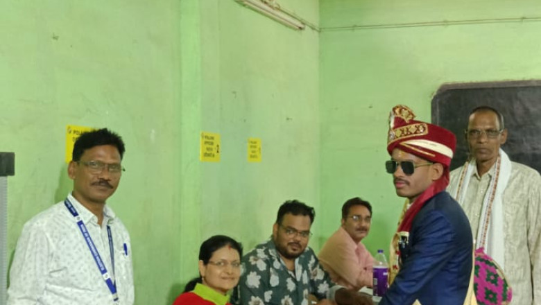 दुल्हन लाने से पहले वोट देने पहुँचा - दुल्हा