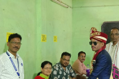 दुल्हन लाने से पहले वोट देने पहुँचा - दुल्हा
