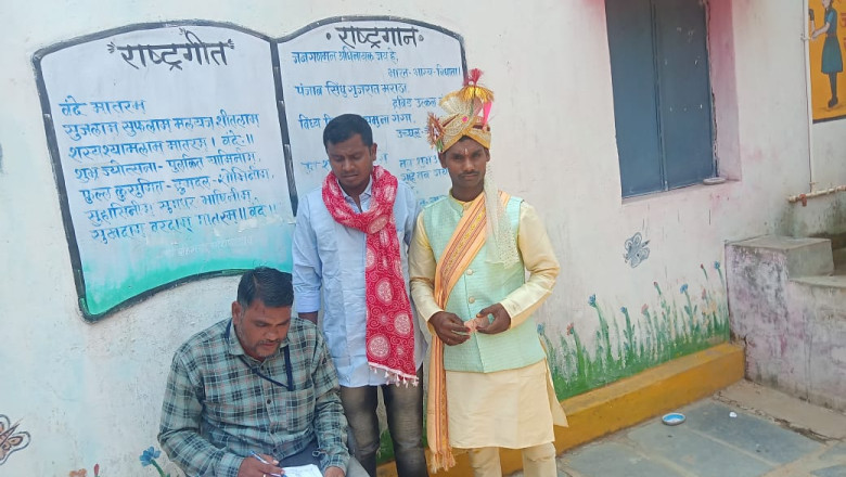 एक वोट की किमत समझ बारात जाने से पहले दूल्हे ने किया मतदान