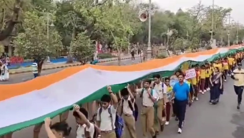 मतदान करने का लिया संकल्प चुनावी राहगीरी’ के तहत 400 मीटर का तिरंगा लेकर निकले लोग...