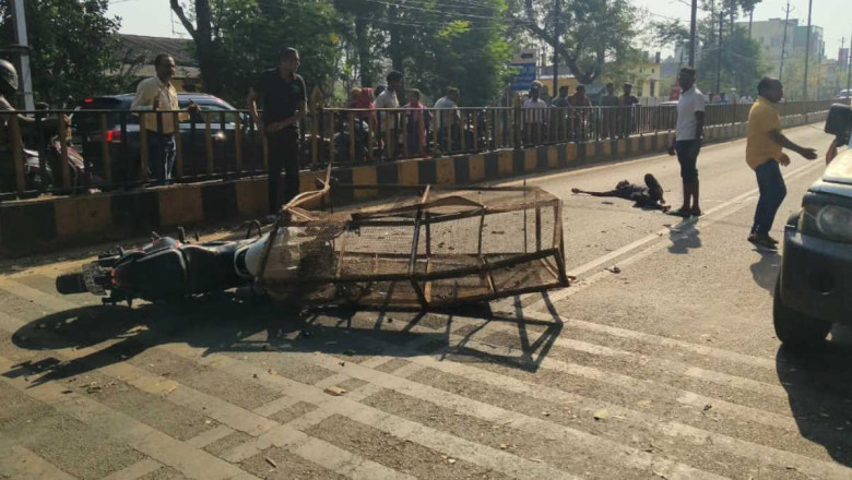सड़क हादसा में तेज रफ्तार बाइक बैरिकेड से टकराई, चालक के साथ सवार हुआ गंभीर रूप से घायल…