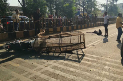 सड़क हादसा में तेज रफ्तार बाइक बैरिकेड से टकराई, चालक के साथ सवार हुआ गंभीर रूप से घायल…