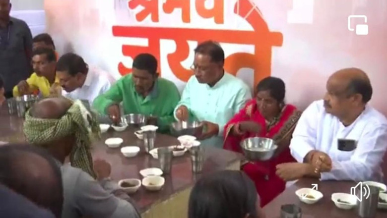 आज मुख्यमंत्री विष्णुदेव साय ने श्रमिकों के साथ खाया बोरे बासी, कहा- ये झोपड़ी में रहकर लोगों के लिए महल बनाते हैं, इन पर टिका है हमारा विकास...