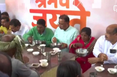 आज मुख्यमंत्री विष्णुदेव साय ने श्रमिकों के साथ खाया बोरे बासी, कहा- ये झोपड़ी में रहकर लोगों के लिए महल बनाते हैं, इन पर टिका है हमारा विकास...