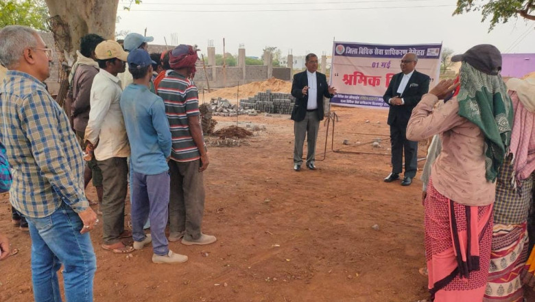 नवीन जिला न्यायालय भवन के निर्माण में लगे श्रमिकों को दी गई श्रम कानून संबंधी जानकारी