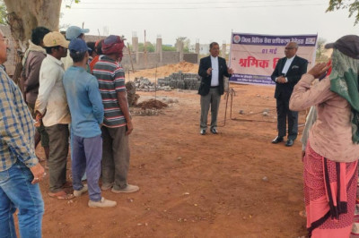 नवीन जिला न्यायालय भवन के निर्माण में लगे श्रमिकों को दी गई श्रम कानून संबंधी जानकारी