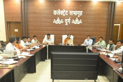 ’मतदान केन्द्रों में छांव, पानी की व्यवस्था के साथ स्थानीय स्तर पर पत्तियों से बने इकोफ्रेंडली टेंट लगवाएं - कलेक्टर’