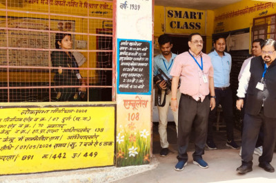 सामान्य प्रेक्षक (ऑब्जर्वर) एस. बी. शेट्टीनावर  नवागढ़ के मतदान केंद्रों का लिया जायज़ा ’