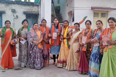महिला मोर्चा ने सम्हाली कमान घर-घर जाकर किया सघन जनसंपर्क