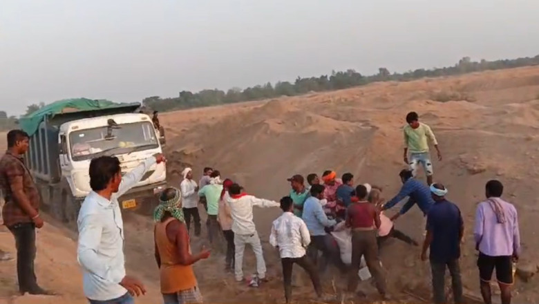 रेत के अवैध उत्खनन और परिवहन पर ग्रामीण आपस में भिड़ गए...