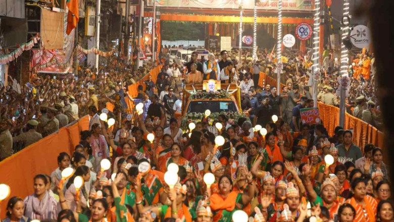 सड़क पर उमड़ी भारी भीड़,PM मोदी ने कानपुर में किया रोड शो, हाथ जोड़कर लोगों का किया अभिवादन...