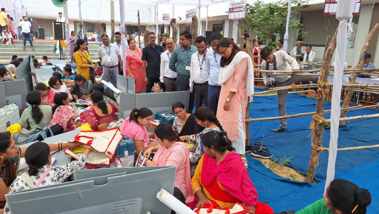1509 मतदान केन्द्रों के लिए मतदान दल रवाना, 8 हजार से अधिक अधिकारी-कर्मचारी कराएंगे मतदान
