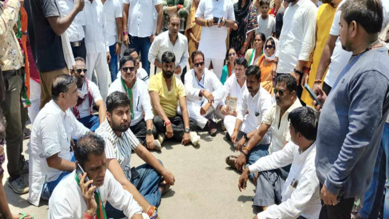 भाजपा पर आचार संहिता का उल्लंघन करने का लगाया आरोप,विकास उपाध्याय बैठे धरने पर...