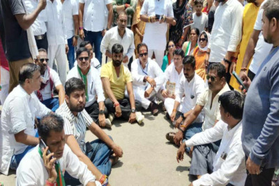 भाजपा पर आचार संहिता का उल्लंघन करने का लगाया आरोप,विकास उपाध्याय बैठे धरने पर...