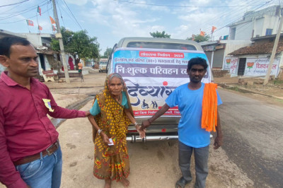 बुजुर्ग महिला मतदाता  बदरा बाई और अंजनी बाई ने किया विशेष वाहन सुविधा (दिव्यांग रथ)  का उपयोग