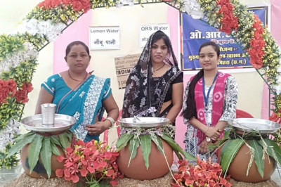 क़तार में खड़े मतदाताओं को भी मिल रहा पेयजल मतदाता इस बार ख़ास व्यवस्था से बहुत खुश
