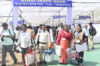 मतदान सामग्री के साथ दल अपने बूथ को हुए रवाना कलेक्टर और पुलिस अधीक्षक ने झंडी दिखाकर वाहनों को रवाना किया