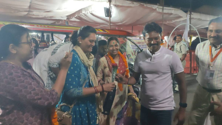 बलौदाबाजार जिले में कलेक्टर ने मतदान दलों का माला पहनाकर और मुंह मीठा कराकर किया स्वागत...