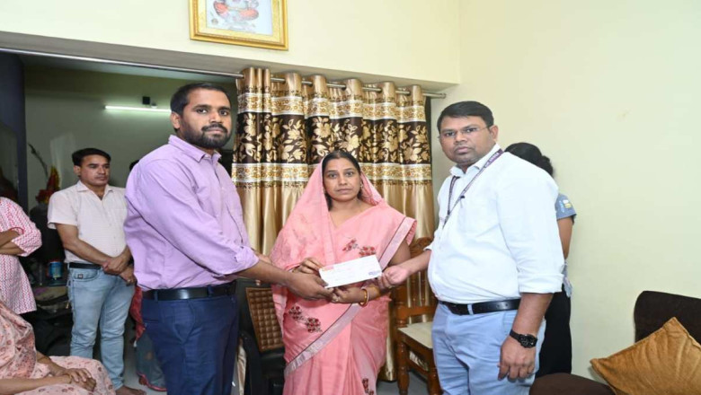 अजय वर्मा का निधन लोकसभा चुनाव ड्यूटी के दौरान, निगम आयुक्त ने परिजन को सौंपा 15 लाख का चेक...