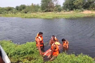 बच्चे को एनीकट में सीखा रहा था तैरना, पैर फिसलने से पानी में डूबा पिता…