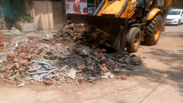 सड़क पर डम्प किये मलवे को निगम कर रहा है जप्त