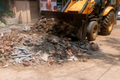 सड़क पर डम्प किये मलवे को निगम कर रहा है जप्त