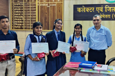10वीं एवं 12वीं में प्रथम, द्वितीय एवं तृतीय स्थान प्राप्त करने वाले विद्यार्थियों को कलेक्टर ने किया सम्मानित