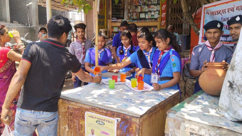 समापन के दिन स्काउट गाइड के द्वारा किया गया शरबत का वितरण