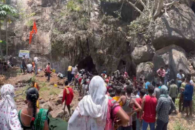 भोलेनाथ के दर्शन करने बड़ी संख्या में श्रद्धालु पहुंचे...