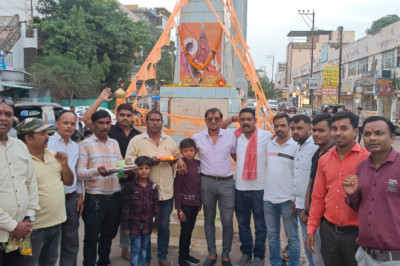 कर्मा चौक सुपेला में खिचड़ी का वितरण किया गया