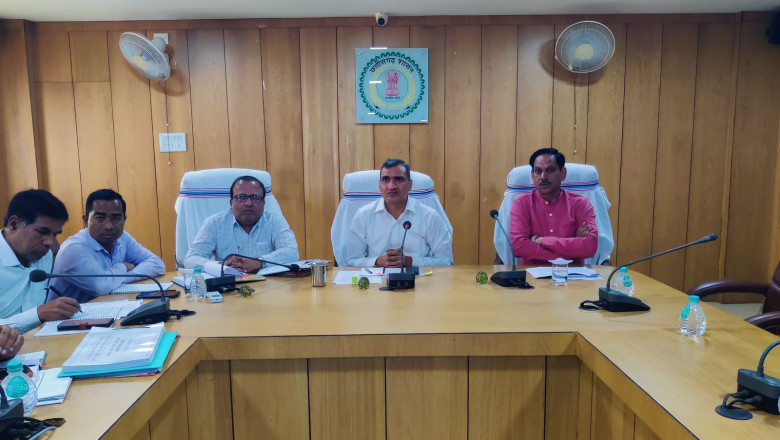 कलेक्टर ने ली ज़िला अधिकारियों की बैठक मतदान प्रक्रिया में भूमिका निर्विवाद होने पर बधाई दी