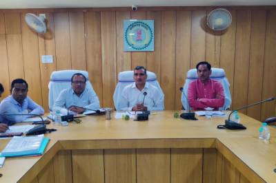 कलेक्टर ने ली ज़िला अधिकारियों की बैठक मतदान प्रक्रिया में भूमिका निर्विवाद होने पर बधाई दी