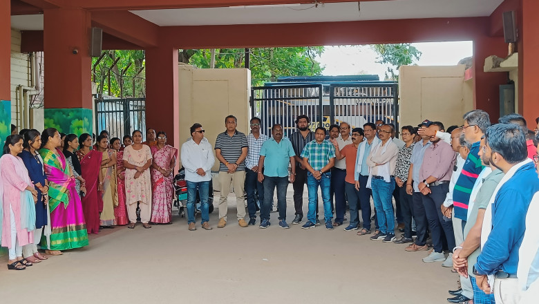 निगम परिसर में शोक सभा निगम कर्मचारी कल्पना मनहरे की आत्मा की शां‍ति के लिए दो मिनट मौन धारण कर दी गई श्रद्धांजलि: