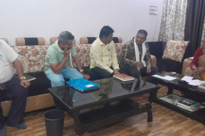 चिखली अण्डर ब्रिज निर्माण एवं स्टेशन पारा में पानी की समस्या के लिये महापौर ने रेल्वे तथा निगम के अधिकारियों से की चर्चा