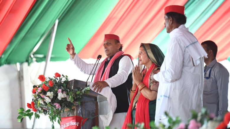 एक तरफ संविधान हटाने वाले और दूसरी तरफ बचाने वाले हैं, हिसाब आपको करना है – अखिलेश यादव...